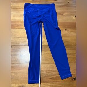 Women’s Lululemon blue leggings.